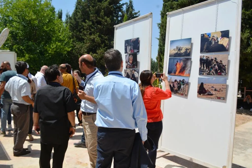 Di komxebatê de pêşangeha ku terora DAIŞ’ê nîşan dide