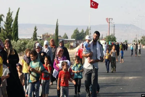 Dewleta Tirk koçberên Sûriyê bi darê zorê vedigerîne herêmên ku dagir kirine