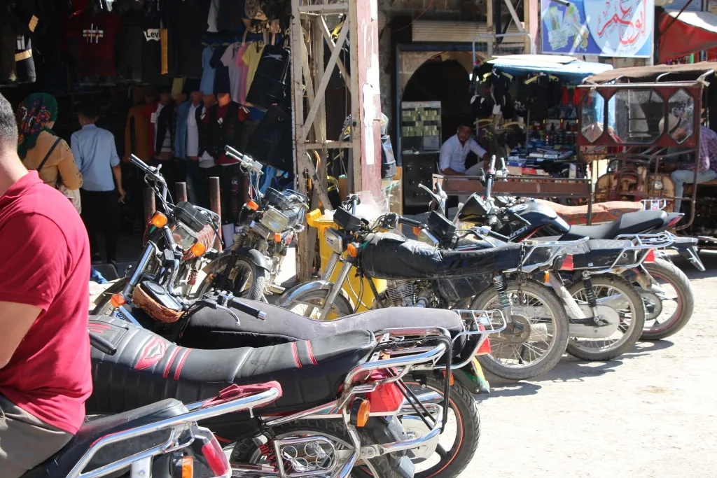 Rêveberiya Minbicê ajotina motorsîklêtan li hin kolanan qedexe kir