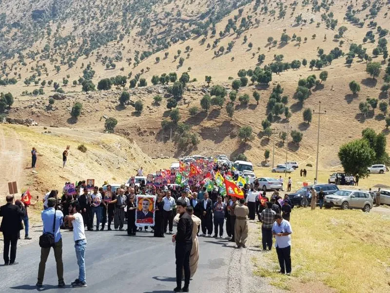 Bi hezaran ji bo Diyar Xerîb û rêhevalên wî herikîn Qendîlê
