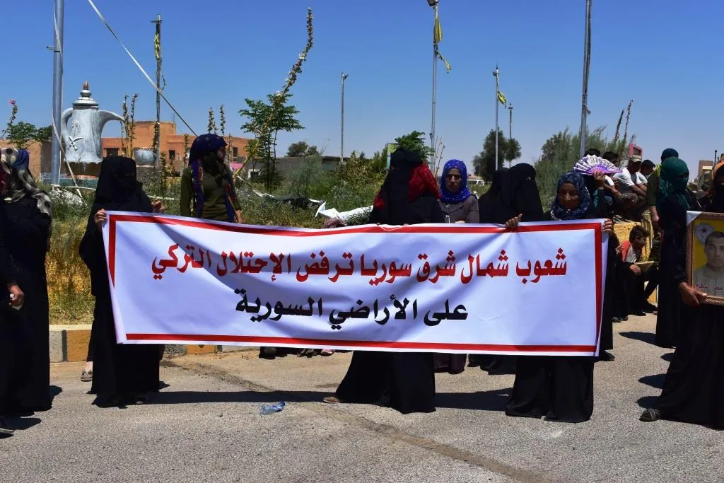 Jinên Dêrazorê li dijî gefên Tirkiyê meşiyan
