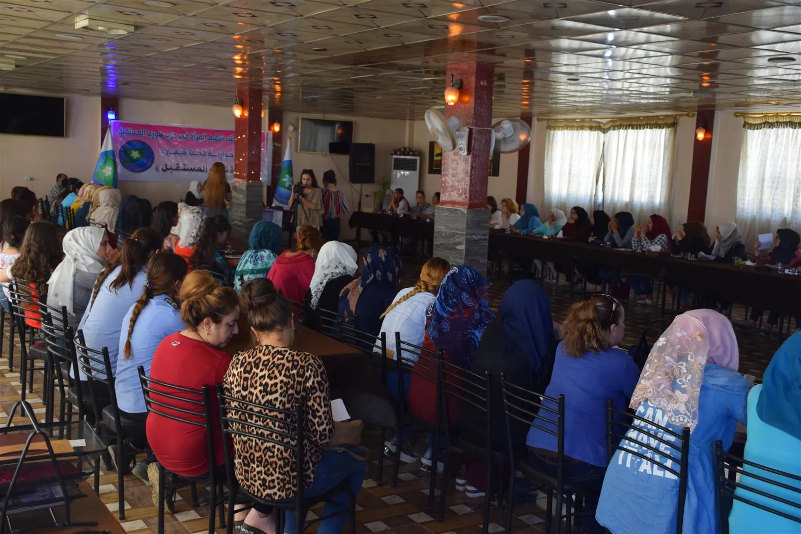 Li Hesekê panela"Jin di pêşerojê de"