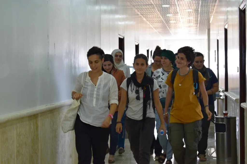 Şandeyek jinên ewropî serdana Eyn Îsayê kir