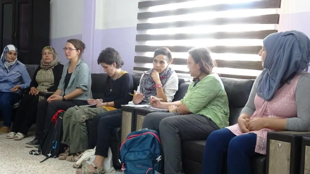 Şandeya jinan a Îtalî serdana Rêveberiya Jinan a Reqayê kir