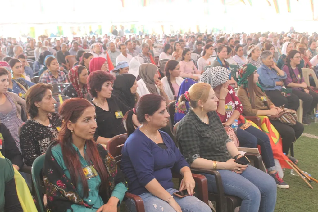 Bi hezaran şêniyên Cizîrê herikîn bin konê sersaxiyê yê şehîd Diyar Xerîb