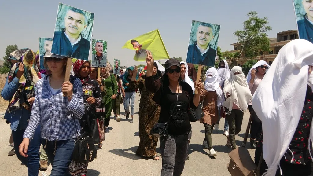 Bi hezaran şêniyên Cizîrê herikîn bin konê sersaxiyê yê şehîd Diyar Xerîb