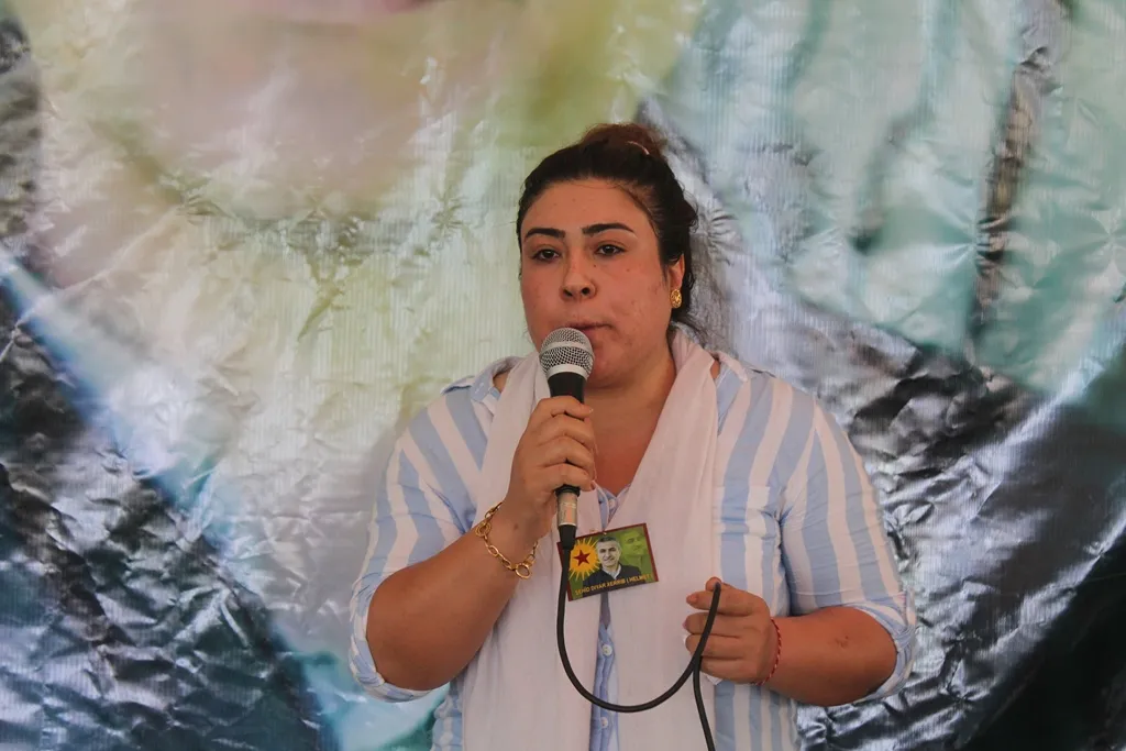 Bi hezaran şêniyên Cizîrê herikîn bin konê sersaxiyê yê şehîd Diyar Xerîb