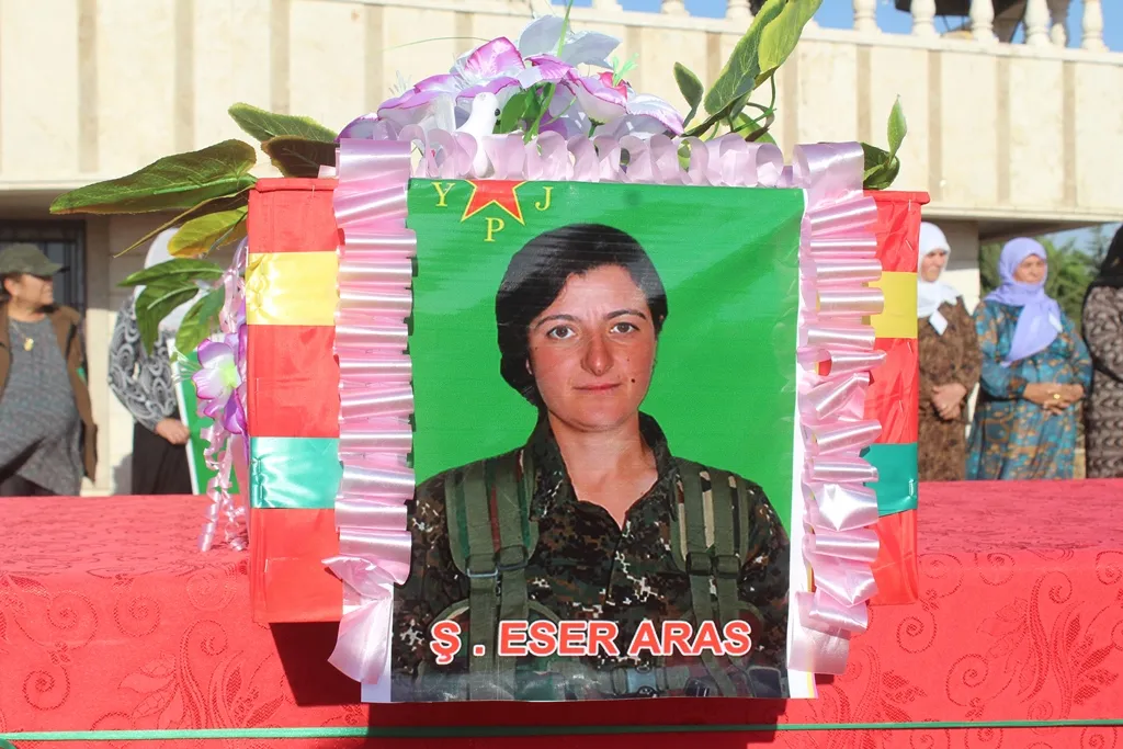 Şêniyên Dêrikê cenazeyê şehîd Aser Aras oxir kirin