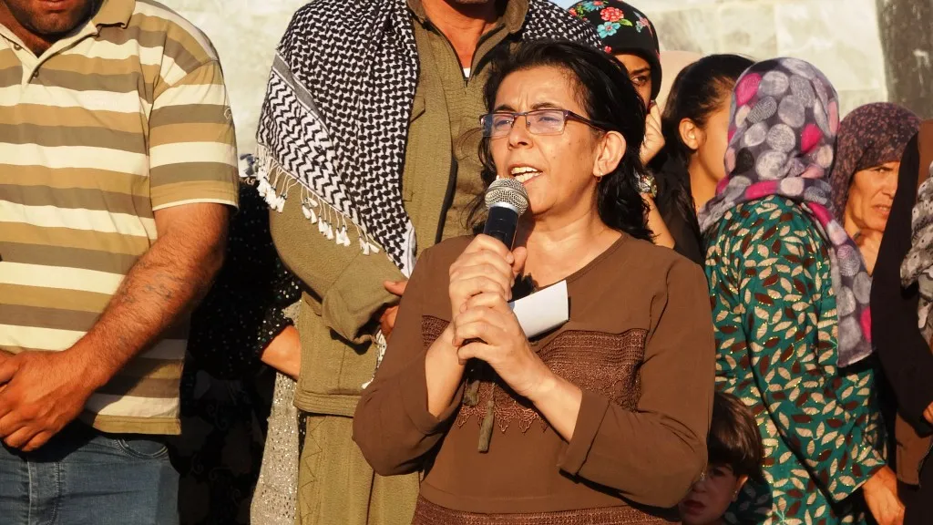 Şêniyên Kobanê cenazeyên şehîd Ayşe û Xalid spartin axê