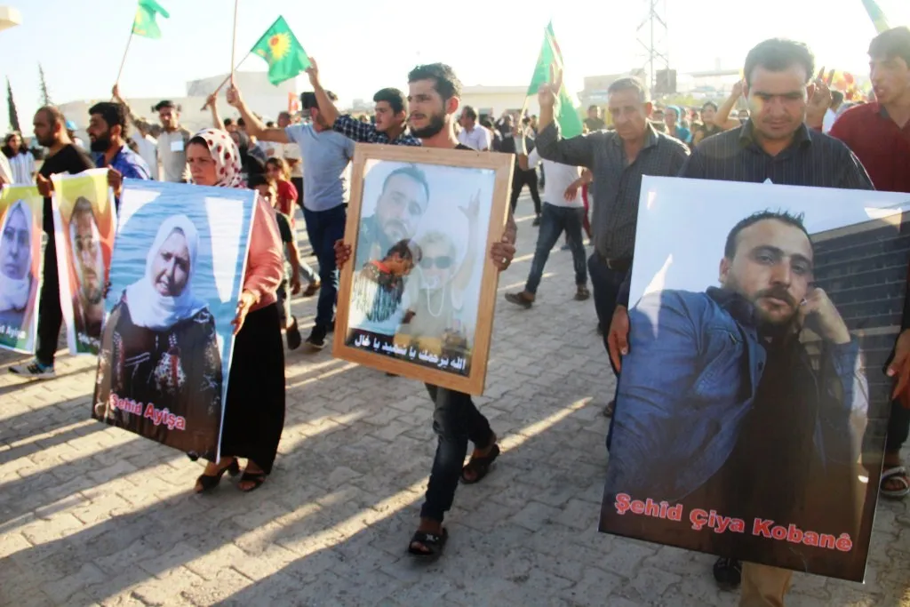 Şêniyên Kobanê cenazeyên şehîd Ayşe û Xalid spartin axê
