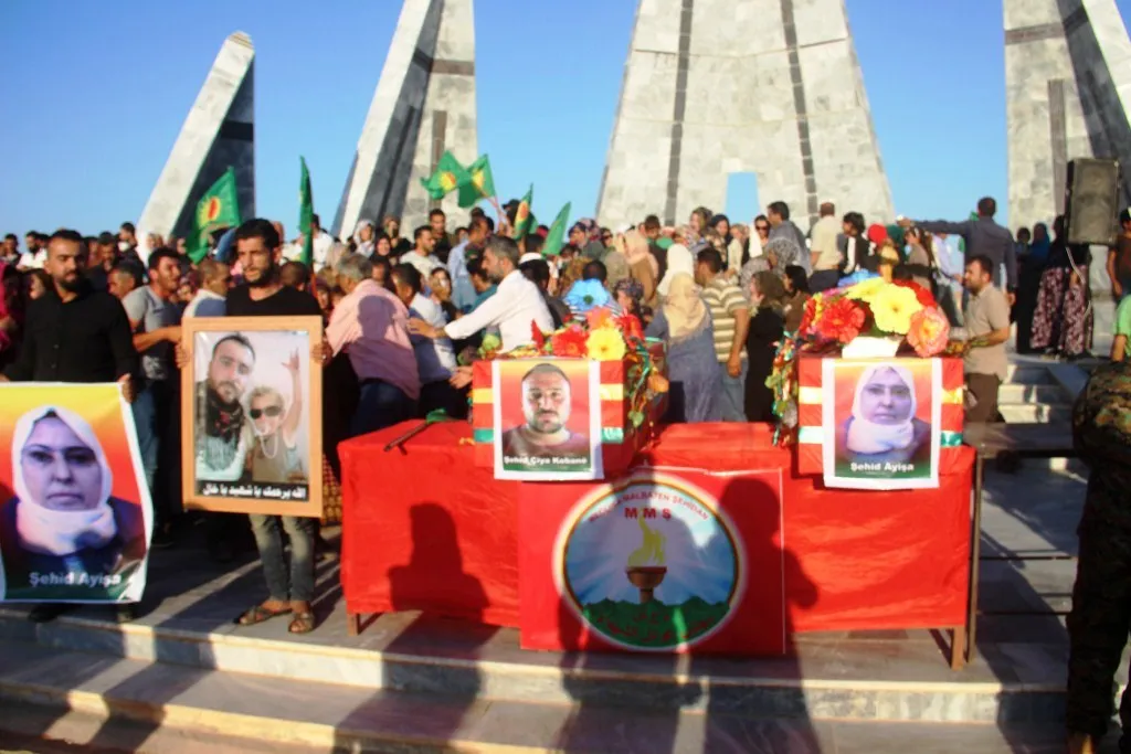 Şêniyên Kobanê cenazeyên şehîd Ayşe û Xalid spartin axê