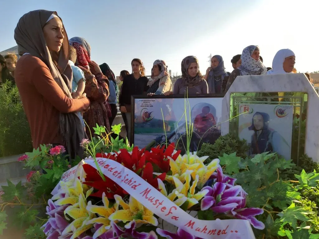 Kedkarê çapemeniya azad Mustefa Mihemed li ser gora xwe hate bi bîranîn