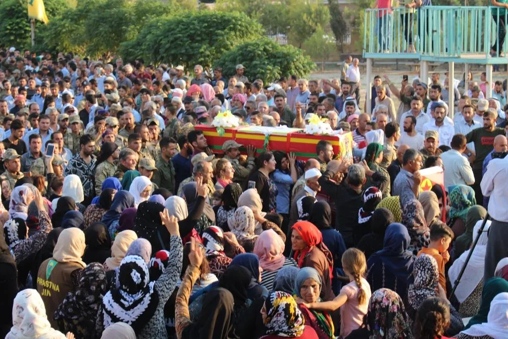 Cenazeyê şehîd Hisên bi merasîmeke girseyî hate veşartin