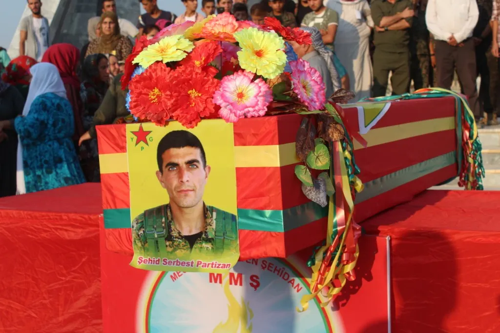Cenazeyê şehîd Serbest bi merasîmekê hate veşartin