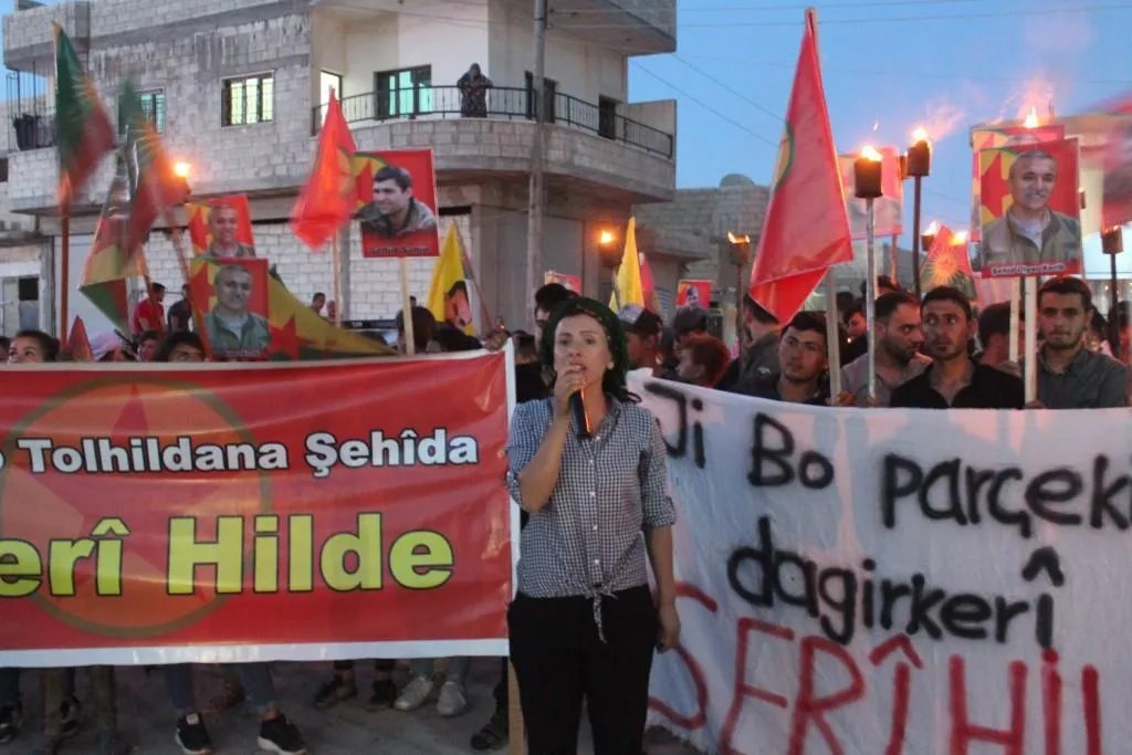 Li Kobanê ji bo şermezarkirina êrîşên dagirkeriya Tirk meşek bi maşeleyan