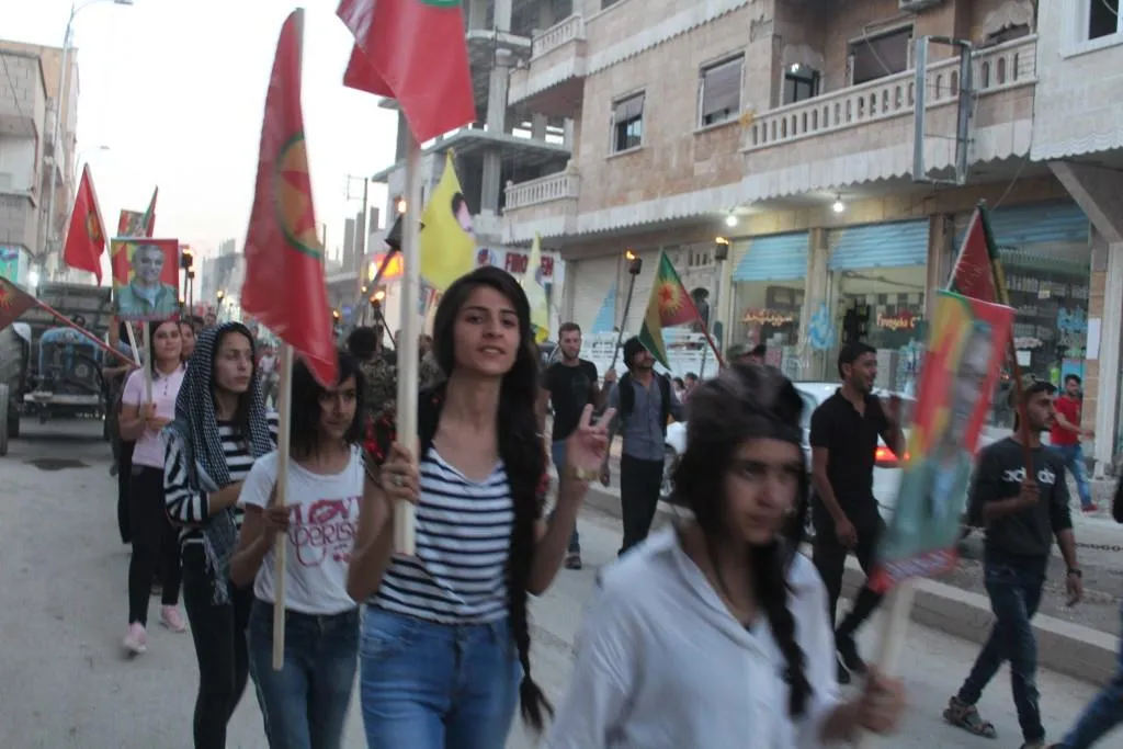 Li Kobanê ji bo şermezarkirina êrîşên dagirkeriya Tirk meşek bi maşeleyan