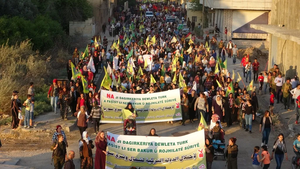 Bi hezaran şêniyên kantona Hesekê li dijî gefên Tirkiyê meşiyan