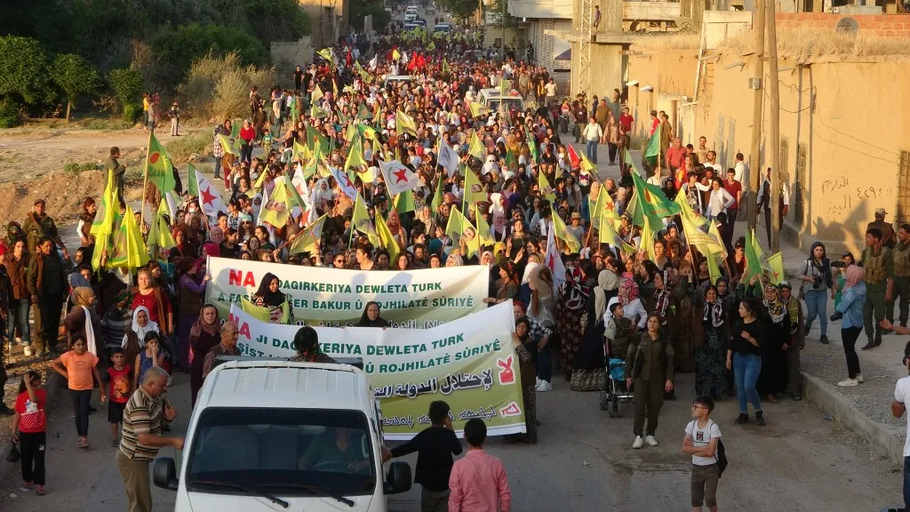 Bi hezaran şêniyên kantona Hesekê li dijî gefên Tirkiyê meşiyan