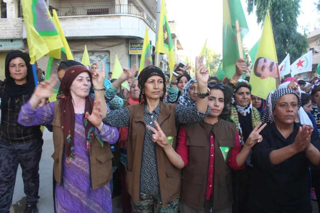 Bi hezaran şêniyên kantona Hesekê li dijî gefên Tirkiyê meşiyan