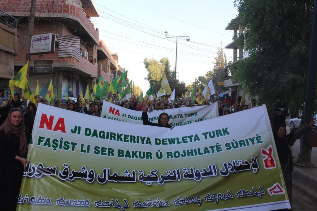 Bi hezaran şêniyên kantona Hesekê li dijî gefên Tirkiyê meşiyan