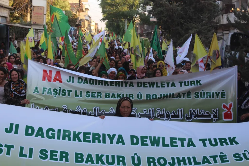Bi hezaran şêniyên kantona Hesekê li dijî gefên Tirkiyê meşiyan