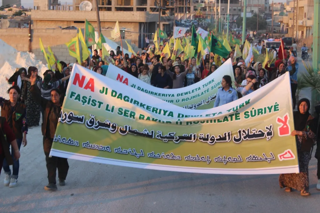 Bi hezaran şêniyên kantona Hesekê li dijî gefên Tirkiyê meşiyan
