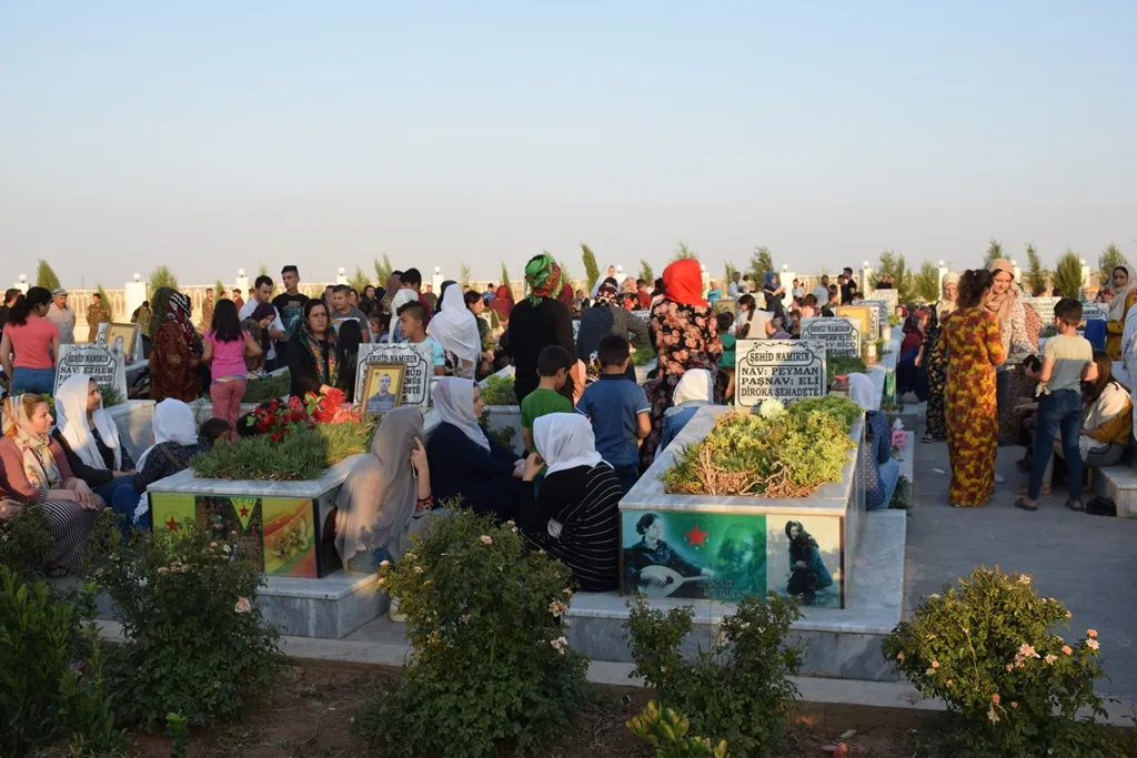 Şêniyên Bakur û Rojhilatê Sûriyê serdana goristanên cangoriyên azadiyê kir