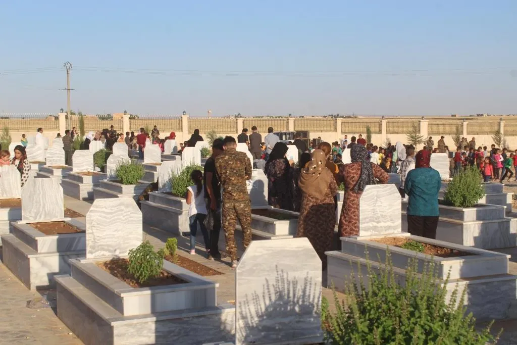 Şêniyên Bakur û Rojhilatê Sûriyê serdana goristanên cangoriyên azadiyê kir