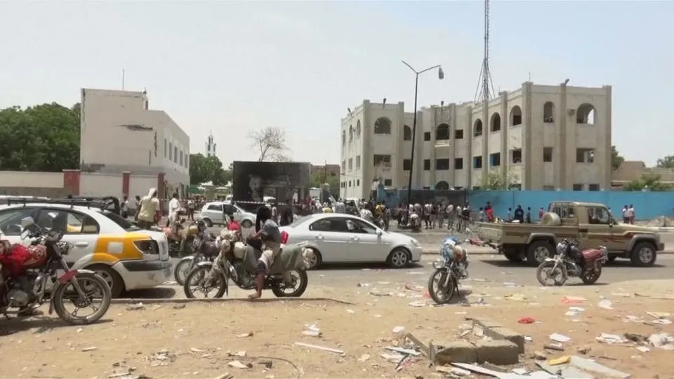 Hûsiyan balafirgeha Ebha kirin hedef, koasliyonê jî bersiv da