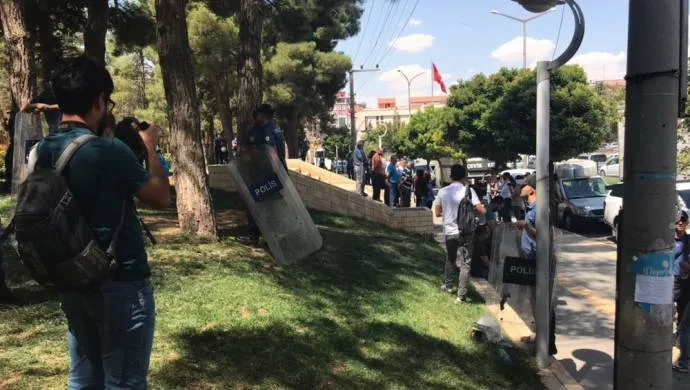 Li Amed û Mêrdînê berxwedan û dorpêç
