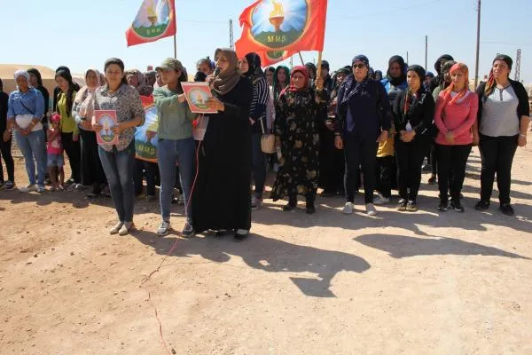 Hevjînên şehîdan binpêkirinên li dijî jinên li herêmên dagirkirî şermezar kirin