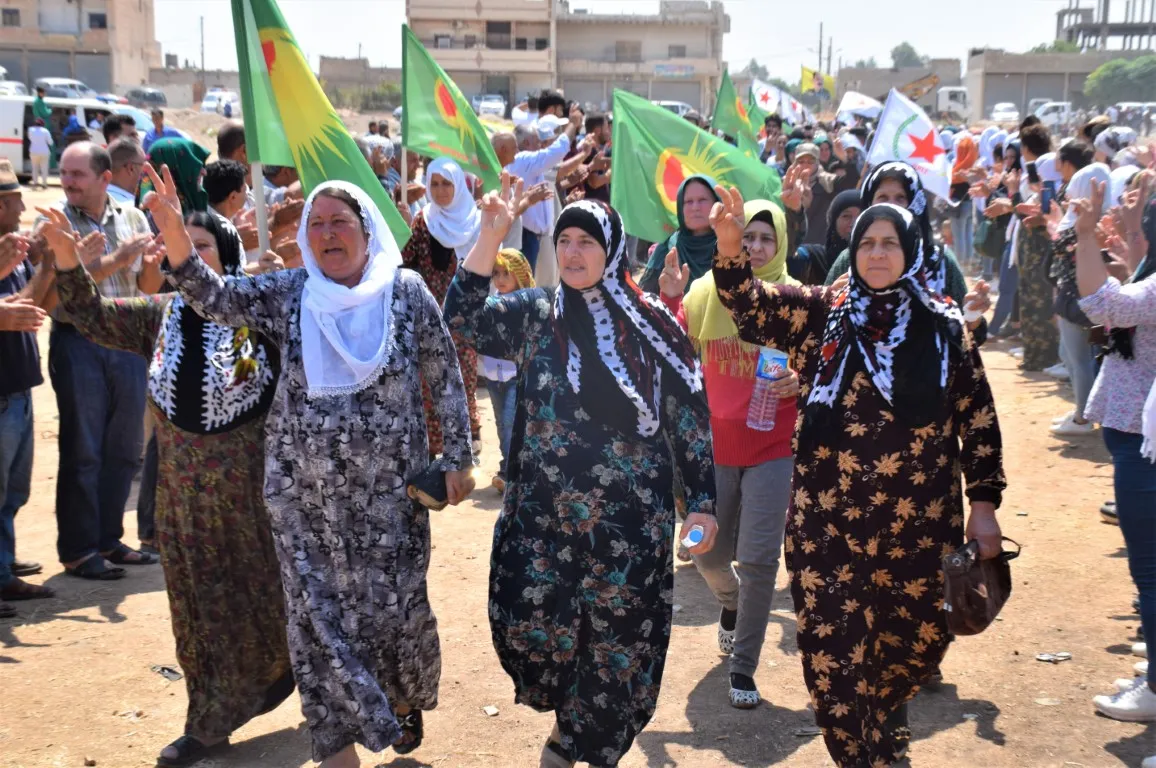 Mertalên zindî.. bi hezaran li ser sînor nîşana serkeftinê hildan