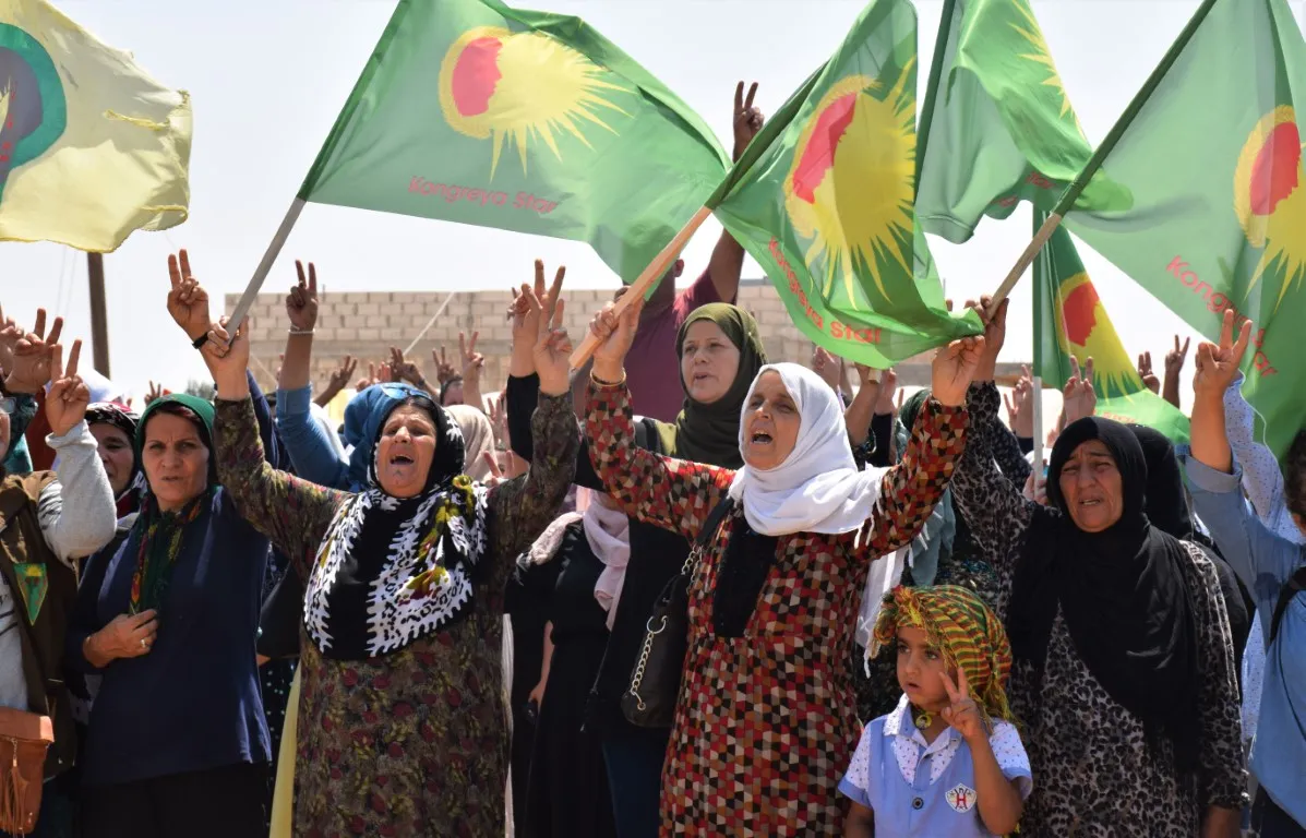 Mertalên zindî.. bi hezaran li ser sînor nîşana serkeftinê hildan
