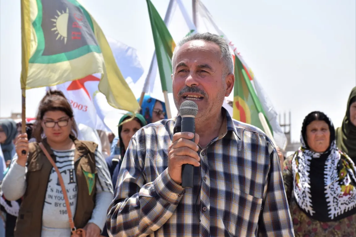 Mertalên zindî.. bi hezaran li ser sînor nîşana serkeftinê hildan