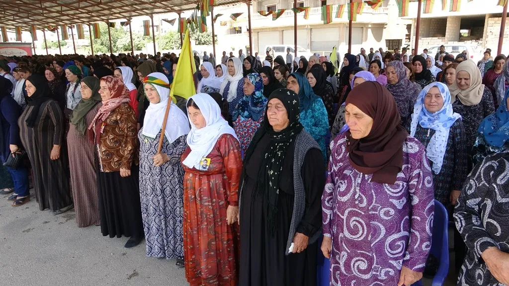 Şêniyên Dêrikê sersaxî ji malbatên 3 şehîdên azadiyê re xwest