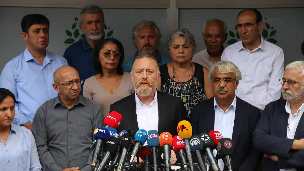 Temellî têkildarî desteserkirina şaredariyan bang li raya giştî, partî û saziyan kir