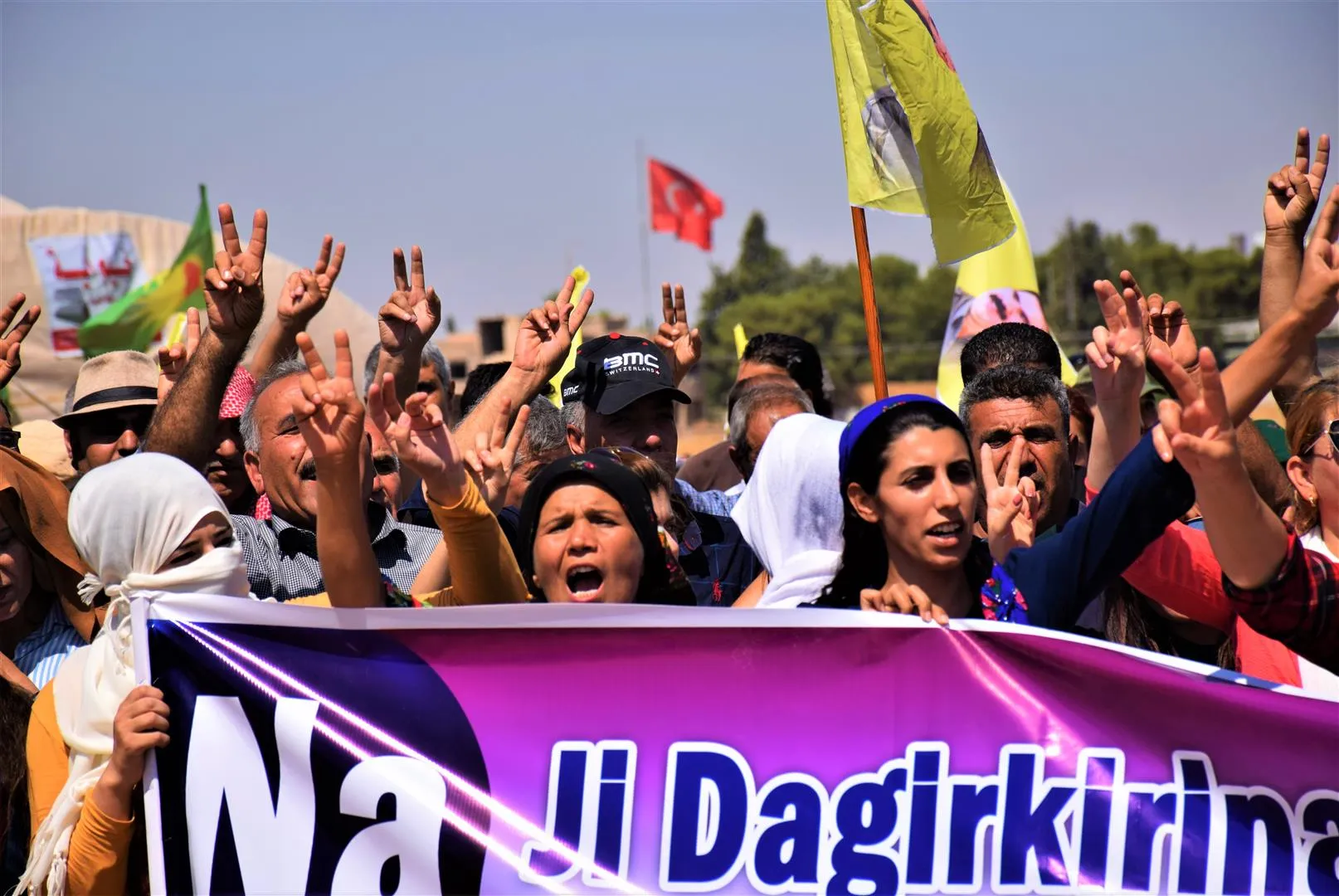 Bi hezaran mamosteyên Kobanê û Hesekê gefên Tirkiyê red kirin