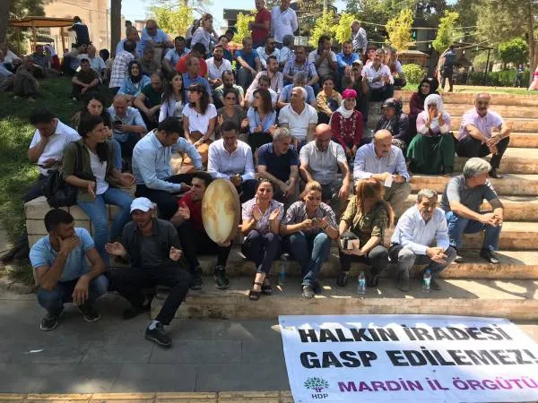 Li dijî dagirkirina şaredariyên gel, berxwedana li Mêrdîn û Amedê di roja 11`an de ye