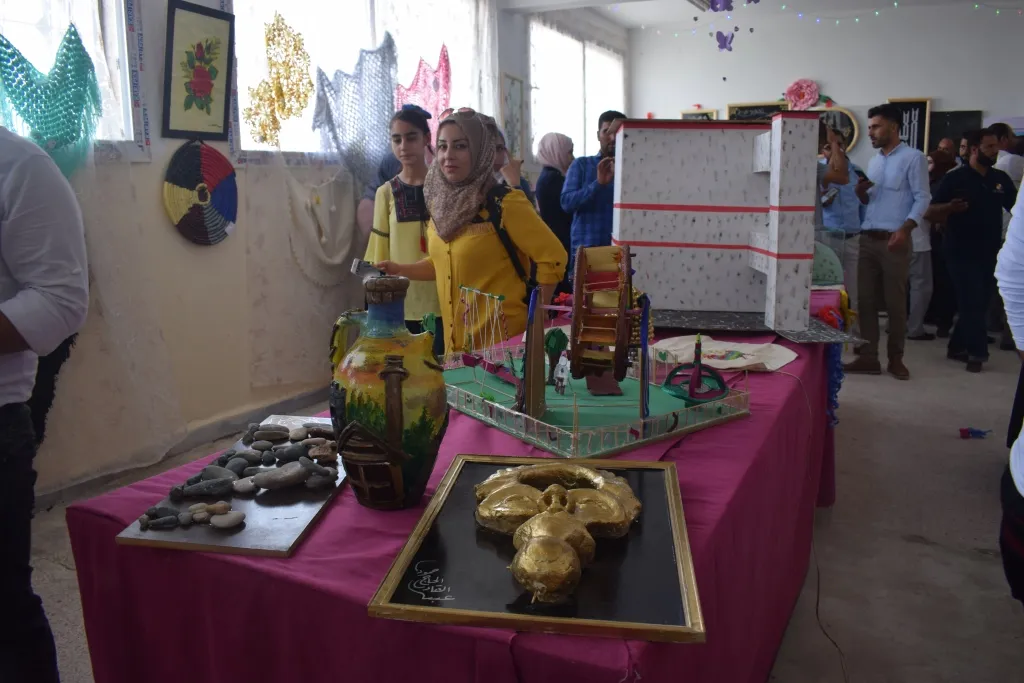 Li Minbicê pêşangeheke wênesazî û kardestiyan hate vekirin