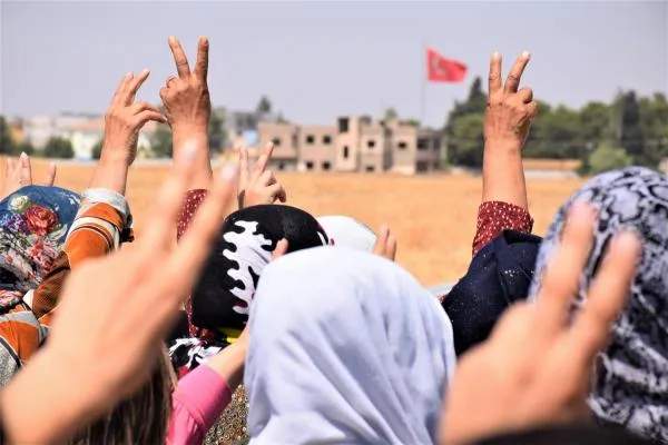 Şêniyên Tirbespiyê, Til Koçer û Çilaxa mertalên zindî dewr girtin