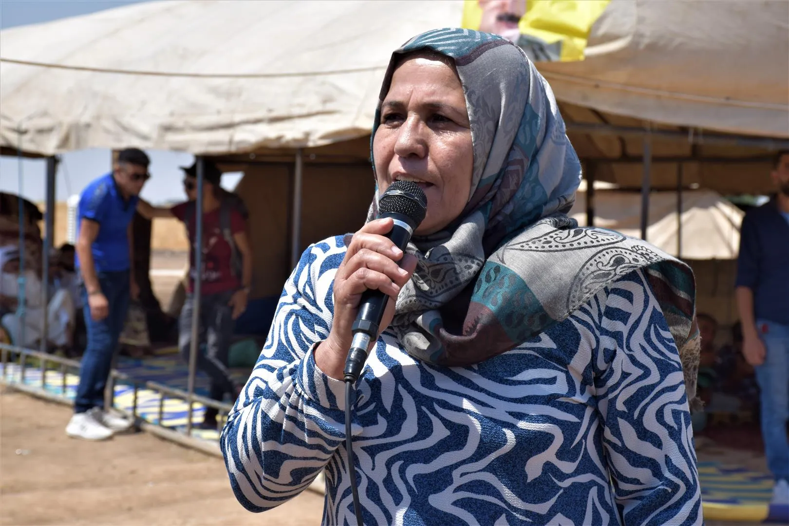 Şêniyên Tirbespiyê, Til Koçer û Çilaxa mertalên zindî dewr girtin