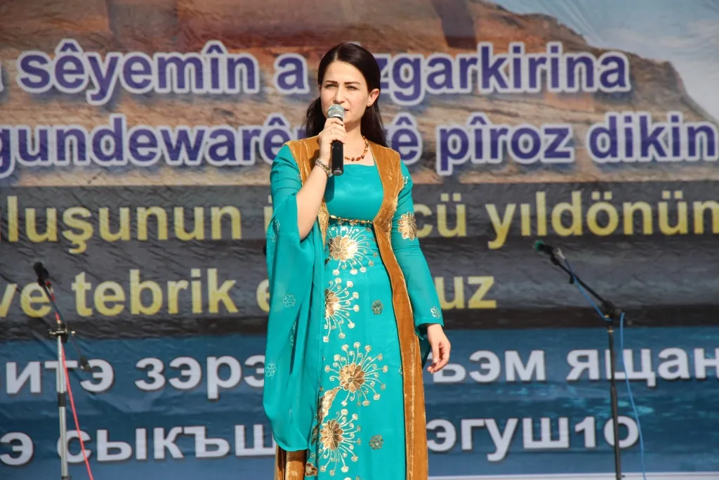Şêniyên Minbicê salvegera sêyemîn a rizgarkirina bajarê xwe pîroz dikin