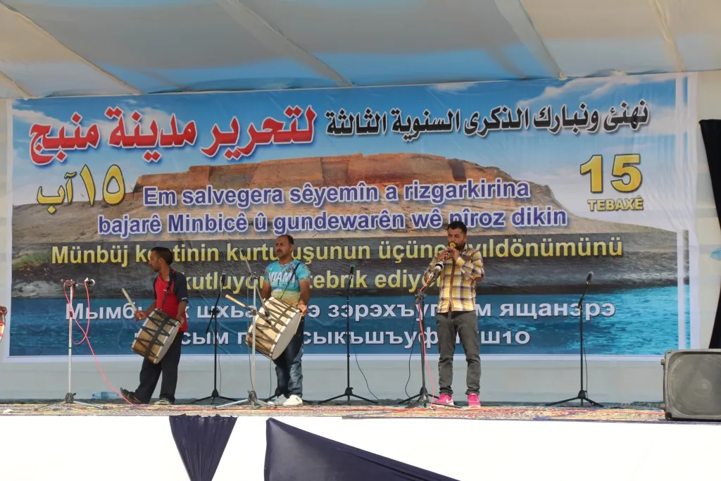 Şêniyên Minbicê salvegera sêyemîn a rizgarkirina bajarê xwe pîroz dikin
