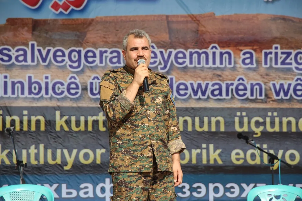 Şêniyên Minbicê salvegera sêyemîn a rizgarkirina bajarê xwe pîroz dikin