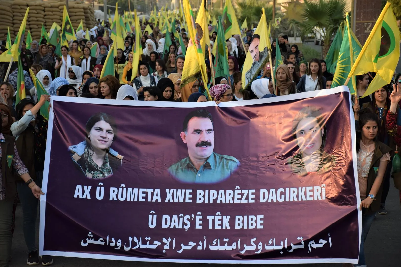 Bi hezaran endamên HPC’ê li dijî dagirkeriyê meşiyan
