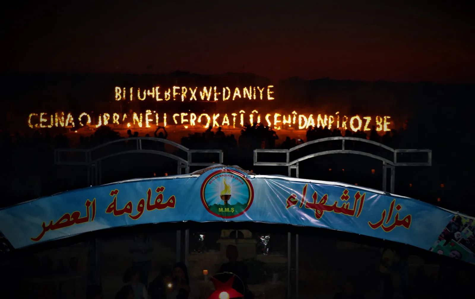 Mûmên cejnê li ser gorên şehîdan hatin vêxistin