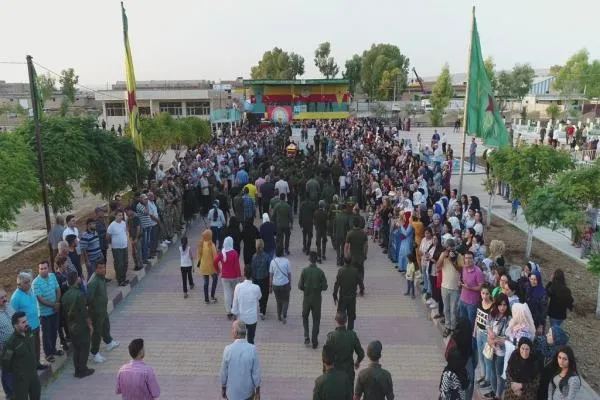 Şêniyên Qamişlo cenazeyê şehîd Musbah spart axê