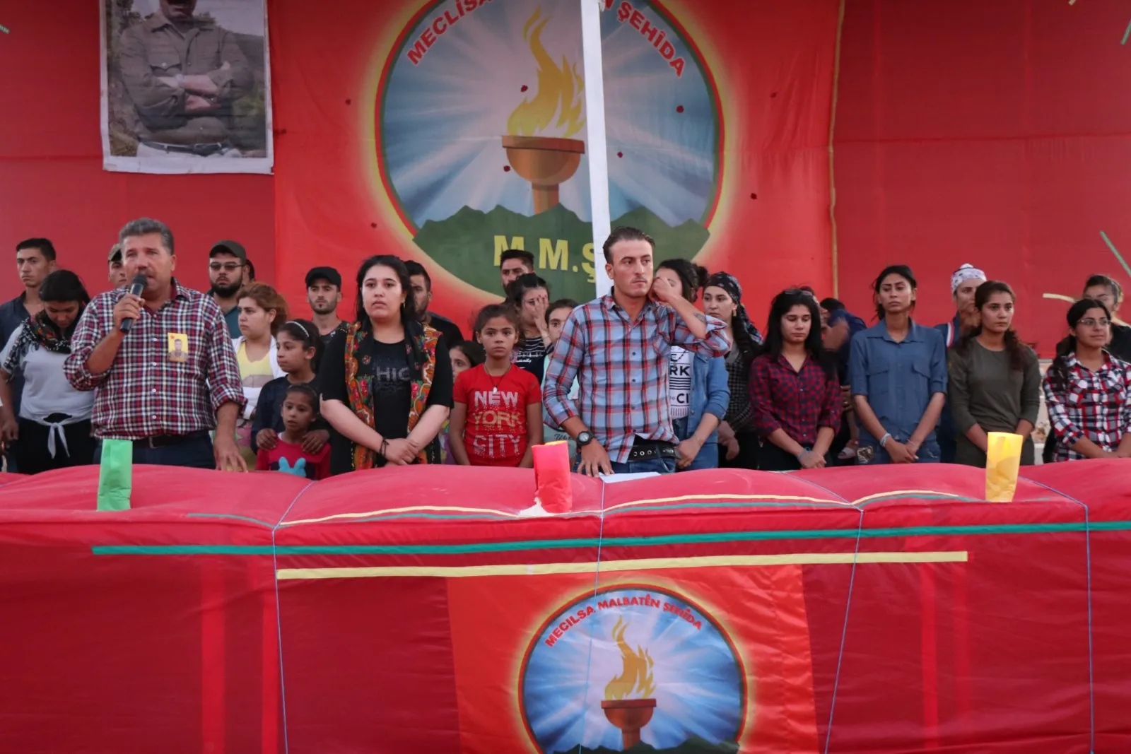 Mûmên cejnê li ser gorên şehîdan hatin vêxistin