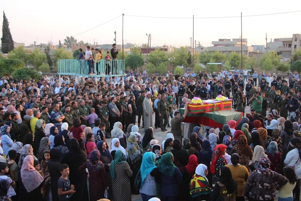 Şêniyên Qamişlo cenazeyê şehîd Musbah spart axê