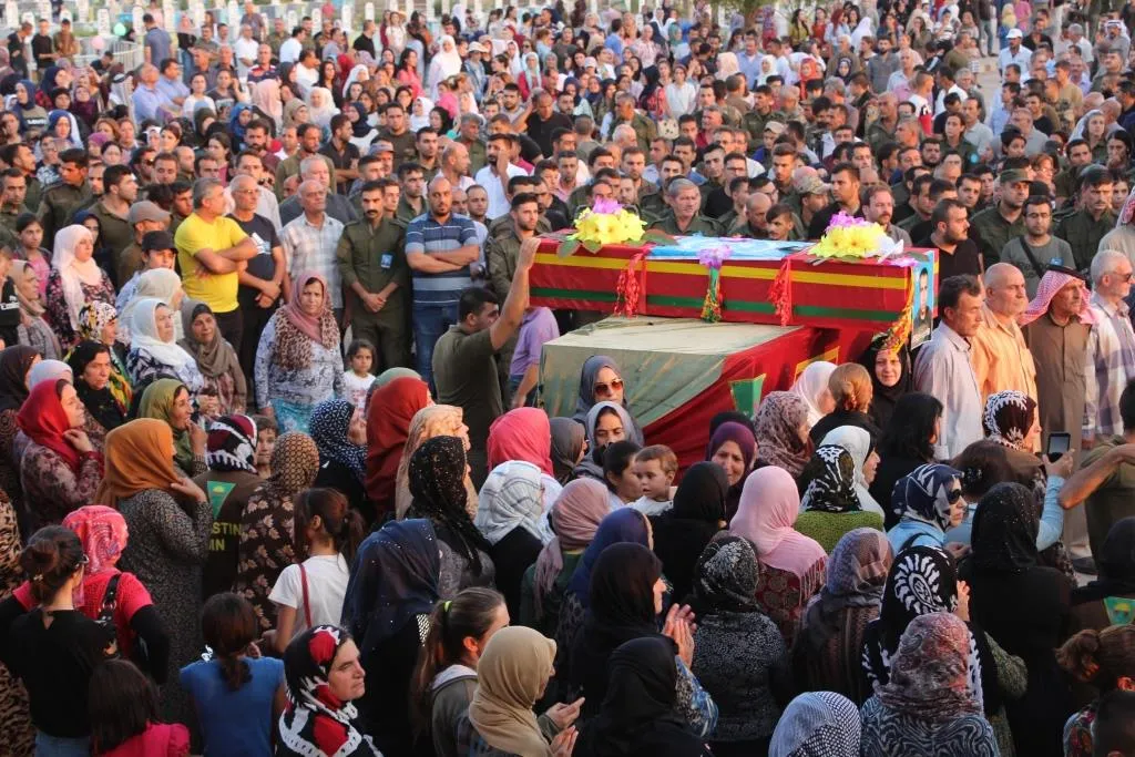 Şêniyên Qamişlo cenazeyê şehîd Musbah spart axê